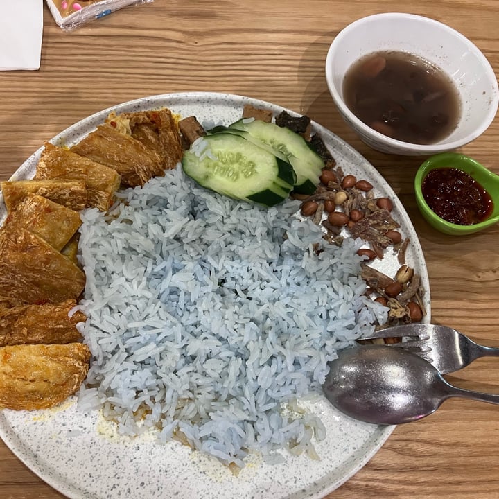 photo of Lotus Cafe 莲心食坊 blue pea nasi lemak shared by @veganhubby on  14 Dec 2023 - review