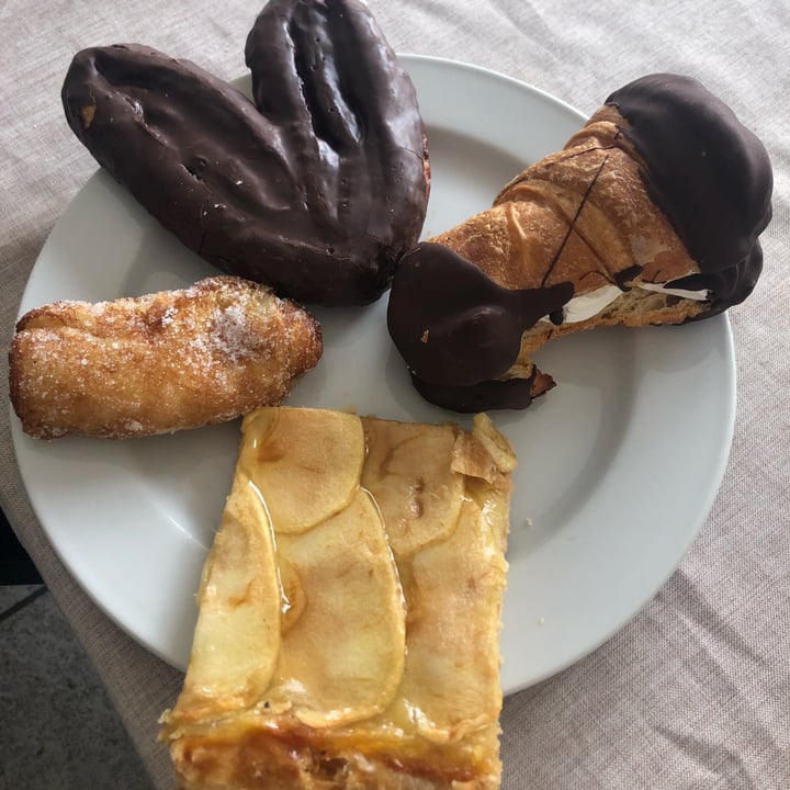 photo of Los Manchegos Panadería y pastelería Surtido de pasteles shared by @juniza13 on  06 Apr 2024 - review
