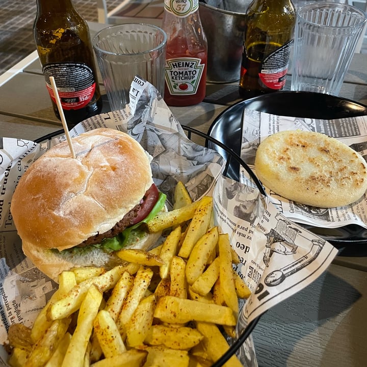photo of Rukula vegan food Hamburguesa Tropical y Arepa Sobrasada shared by @latenedor on  27 Oct 2023 - review