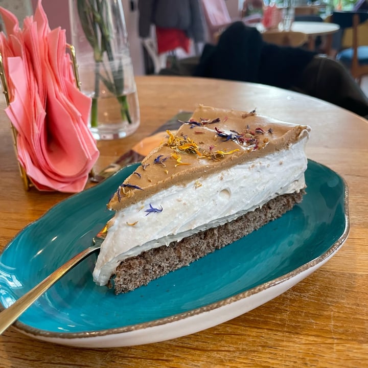 photo of Fit Cake Kraków Nowa Huta 《Keto Vegan No Sugar No Gluten》 Peanut Butter And Caramel Cake shared by @inesbensadok on  16 Mar 2024 - review