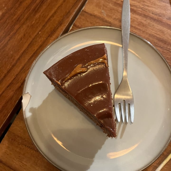 photo of Café Vegetal Pastel de chocolate con crema de almendra casera shared by @jomaloto on  04 May 2025 - review