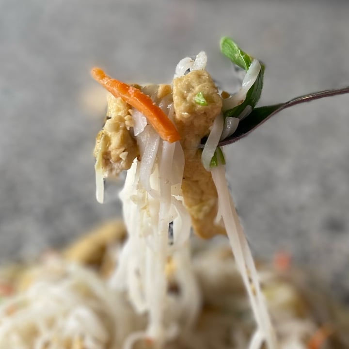 photo of Tai's Asian Bistro Pad Thai with Tofu and White Sauce and No Egg shared by @gregcombs on  24 Aug 2023 - review
