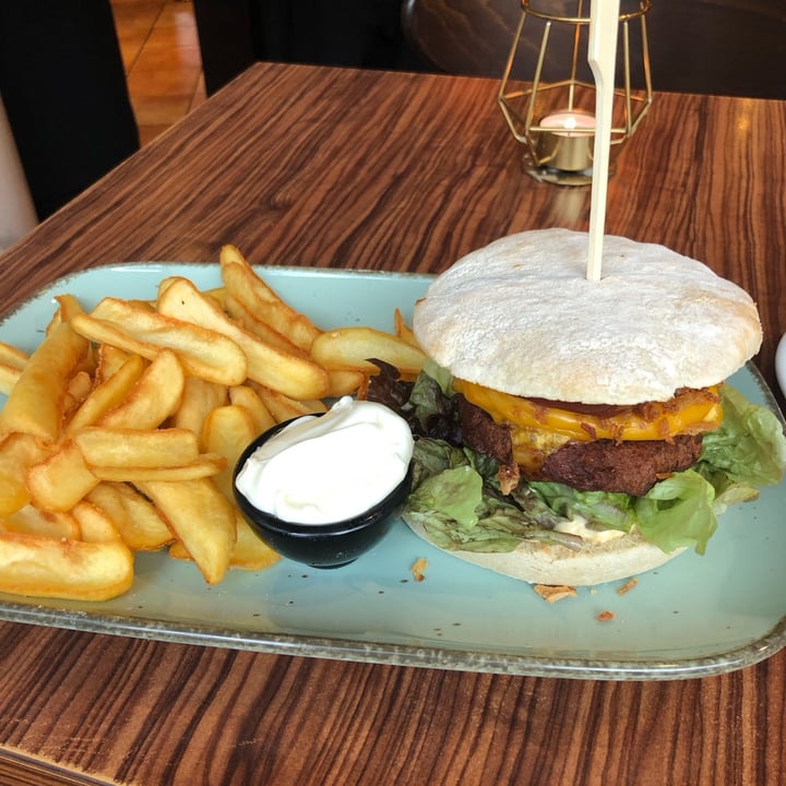 photo of Apple & Eve Vegan & Simply Natural Cheeseburger shared by @zigzag on  11 Mar 2025 - review