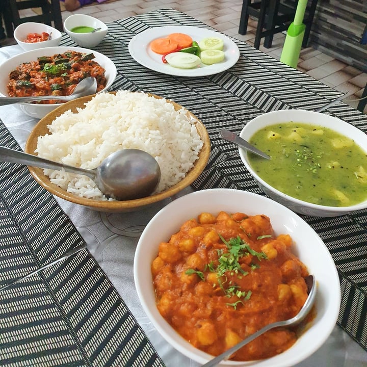 photo of ROYAL MASALA INDIAN FOOD chana masala, bindhi masala, aloo green curry, thai rice shared by @limespickmeup on  19 Mar 2024 - review