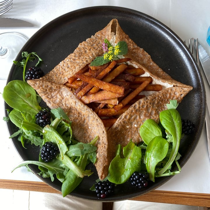 photo of Nativa Ristorante Crêpe di grano saraceno al profumo di resina di pino di Aleppo ripiena di ricotta di mandorle all'aglio orsino, tempeh di ceci croccante, albicocca grigliata, insalatina e mayo alla lavanda shared by @oceanideserti on  15 Dec 2024 - review