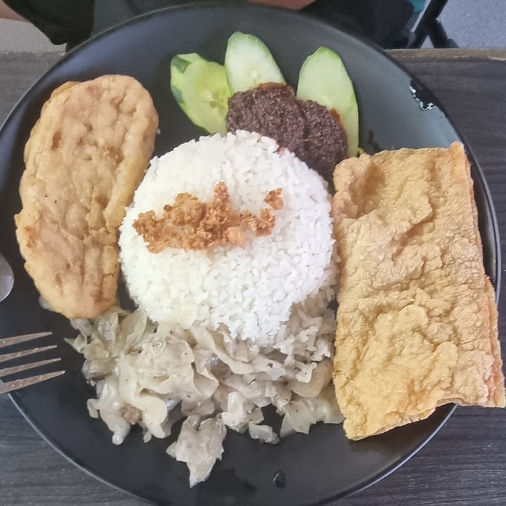 photo of Makan Vegan 斋这里 Syed Alwi Vegetarian Nasi Lemak Set shared by @vegehappy on  31 Aug 2024 - review