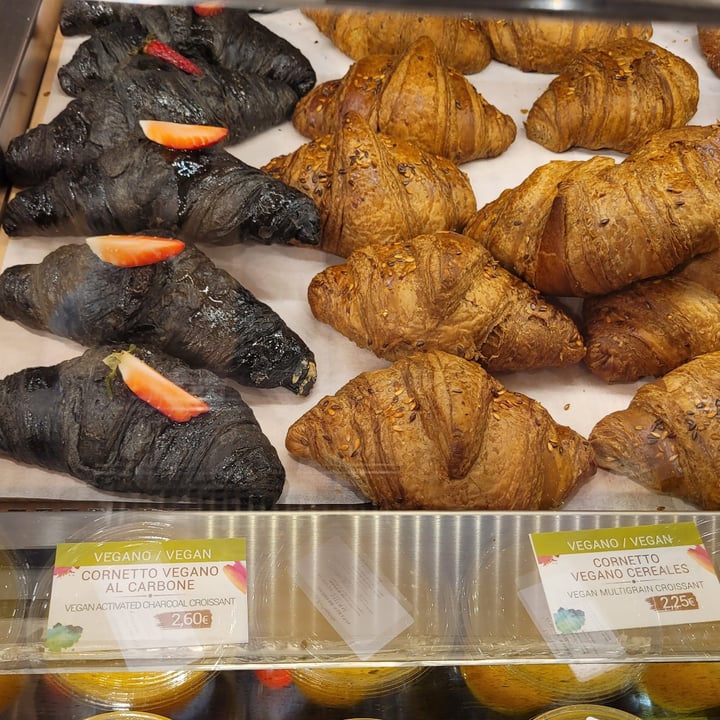 photo of la Donatella croissant multicereales shared by @demp on  30 Nov 2023 - review