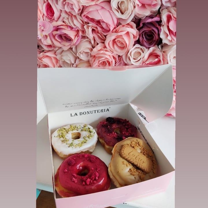 photo of La Donuteria Praha Spalena Ciambella fragole shared by @felika on  26 Apr 2025 - review