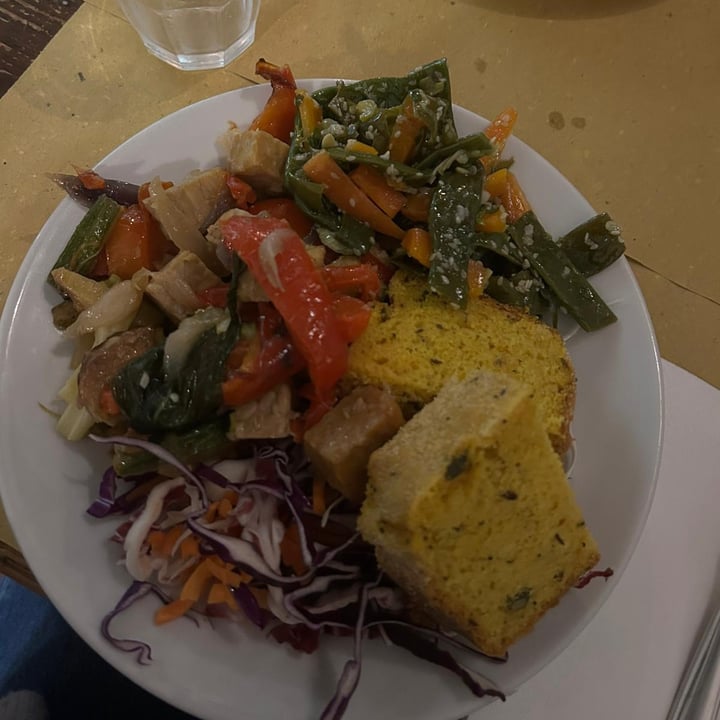 photo of Il Vegetariano Tempeh Di Ceci Con Zucchine E Peperoni Grigliati, Pane Alla Curcuma E Semi, Carote E Taccole Al Sesamo shared by @veggiegaia on  05 May 2025 - review