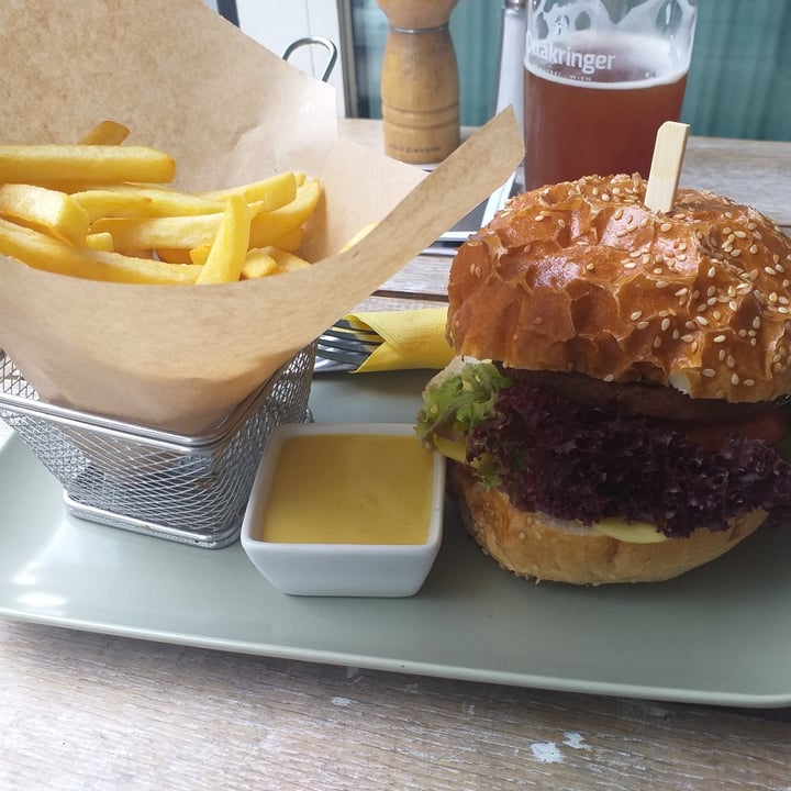 photo of Veggiezz Spicy Burger shared by @ministerstwofalafela on  17 Jan 2024 - review