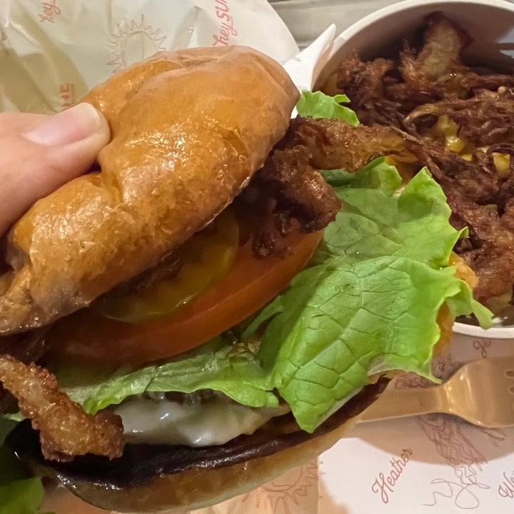 photo of Hey, Sunshine Kitchen crispy chicken sandwich shared by @vegangumshoe on  25 Sep 2023 - review