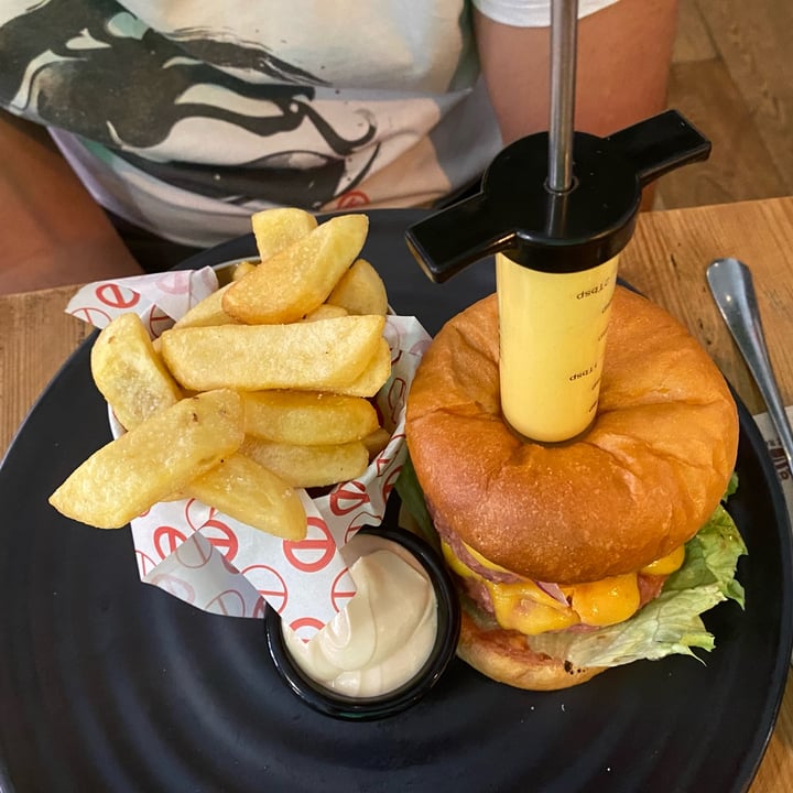 photo of Frutas Prohibidas Burger vegaína shared by @quinn06 on  14 Oct 2024 - review