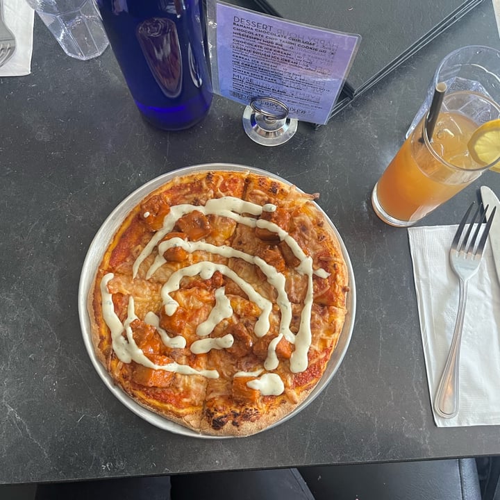 photo of Urban Vegan Roots Buffalo 66 Chick-Un Pizza shared by @ktbombin on  27 Apr 2024 - review