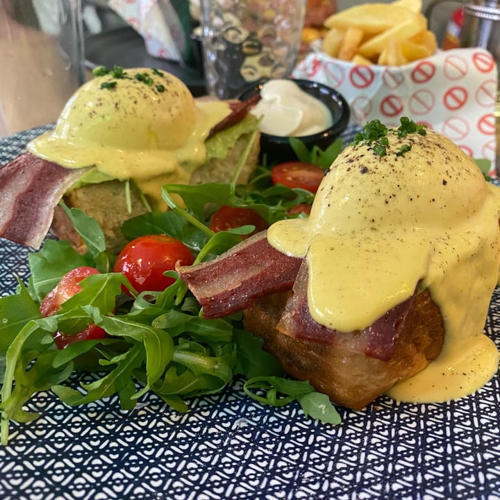 photo of Frutas Prohibidas Huevos Benedict Clasicos shared by @quinn06 on  14 Oct 2024 - review