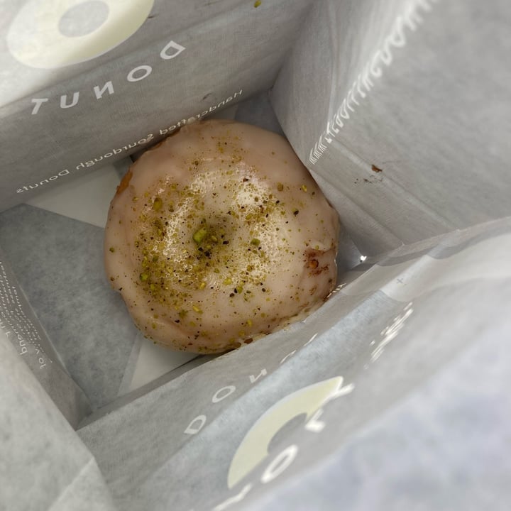 photo of The Rolling Donut Vanilla glaze and pistachio shared by @cheapsoybean on  28 Aug 2025 - review