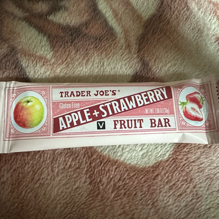 photo of Trader Joe's Apple + Strawberry Fruit Bar shared by @crazeedeysi on  21 Jun 2025 - review
