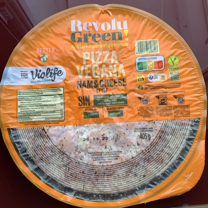 photo of Revolu Green Pizza Vegana Ham & cheese style shared by @elyqs on  06 Feb 2024 - review
