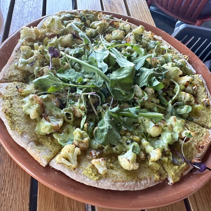 photo of Fresh Earth Food Store Cauliflower, leek and green pea pizza shared by @securemonkey88 on  25 Aug 2024 - review