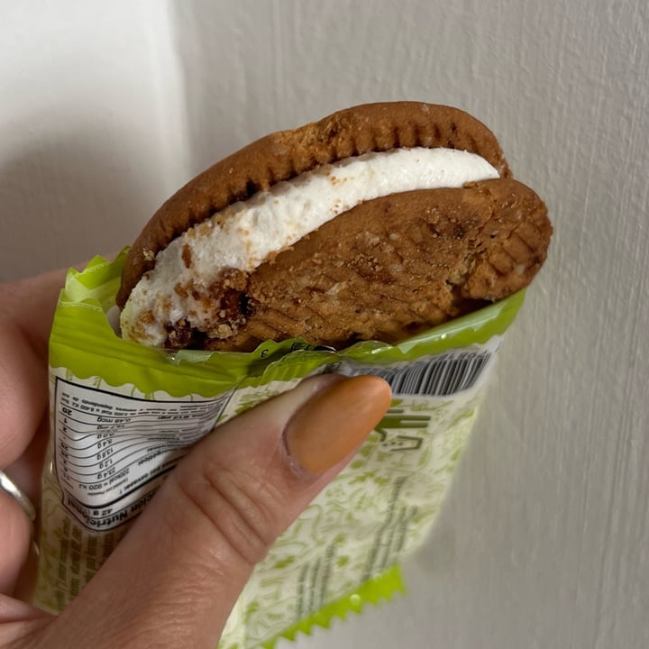 photo of Animal kind Alfajor Vegano Mousse de Limon shared by @gaby-miss-x on  06 Oct 2023 - review