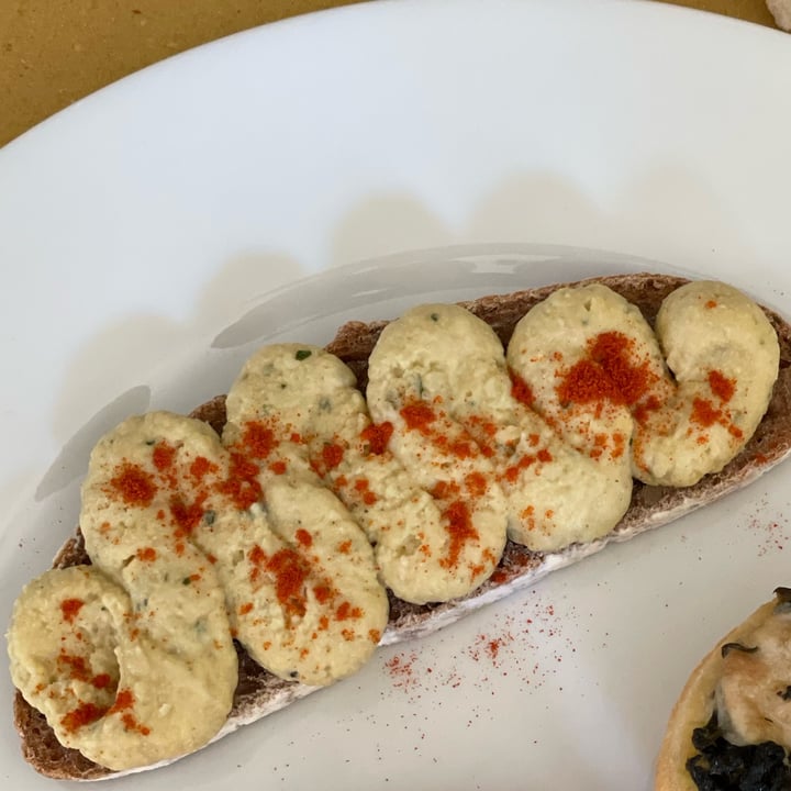 photo of Osteria di Filia Hummus al basilico su crostone shared by @pallino on  26 Aug 2023 - review