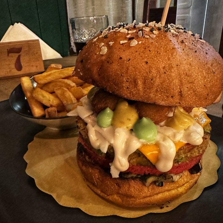 photo of Old England Pub - Pub Birreria Padova Porn burger vegan shared by @minniedrinkstea on  22 Jan 2024 - review