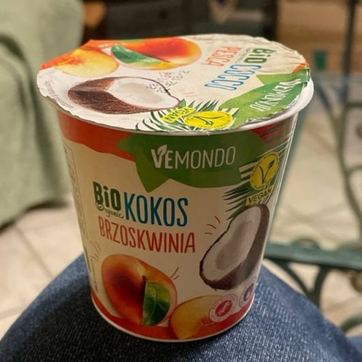 photo of Vemondo yogurt bio cocco pesca shared by @rossellasammarra on  18 Mar 2024 - review