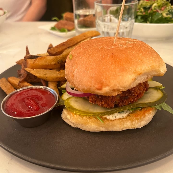 photo of Community Restaurant Crab Cake Burger with fries shared by @xdarrenx on  26 Aug 2023 - review