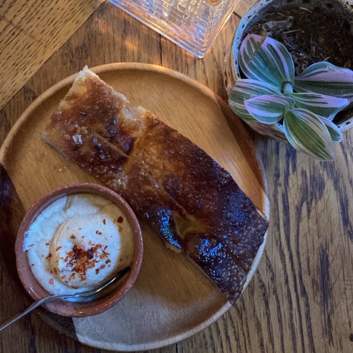 photo of Karibu - Coffee, Brunch, Diner En Borrel Focaccia with hummus shared by @david- on  09 Mar 2024 - review