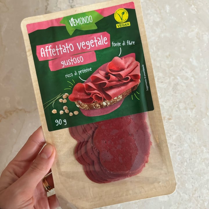 photo of Vemondo Affettato Vegetale Gusto Prosciutto shared by @stellaluce on  07 May 2024 - review