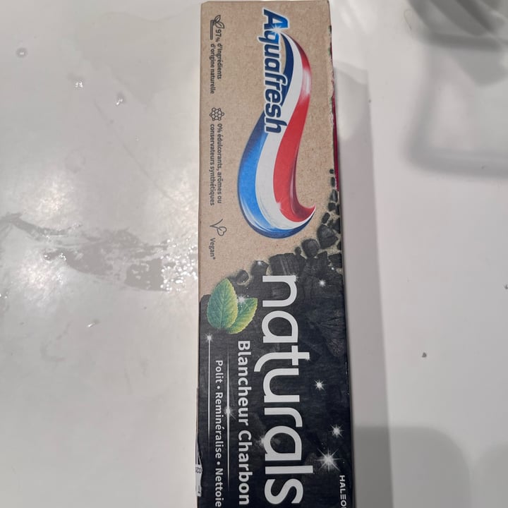 photo of Aquafresh naturals blancheur charbon shared by @elisabeteribeiro on  13 May 2024 - review