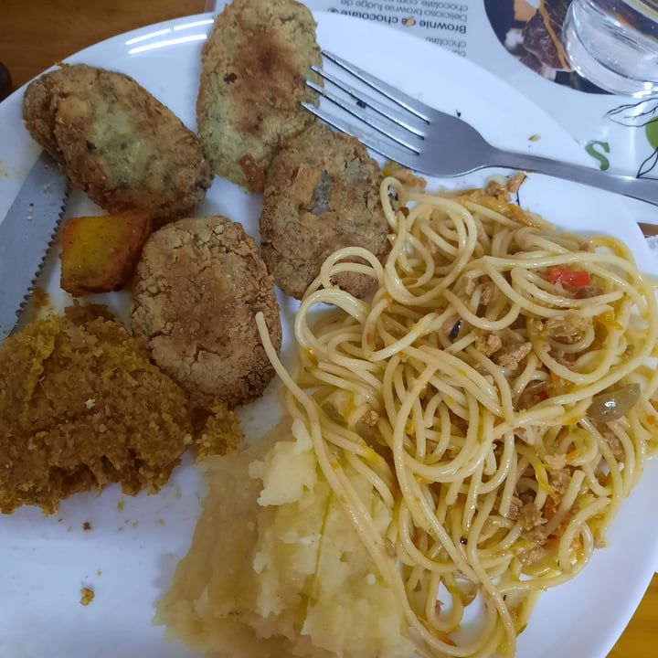 photo of Raízes - cozinha veg macarrão com atum, peixe frito e pure shared by @francini on  29 Jan 2024 - review