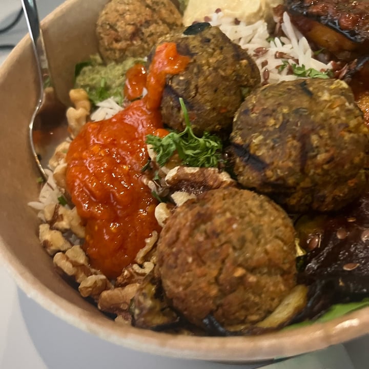 photo of deliveroo food market Vegan Toss shared by @soy-orbison on  12 May 2024 - review