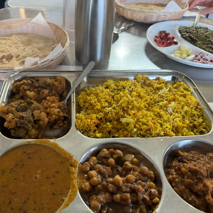 photo of Shri Ram Chatpatta Corner Vegan Lunch Thali shared by @poinsettia on  06 Jan 2024 - review