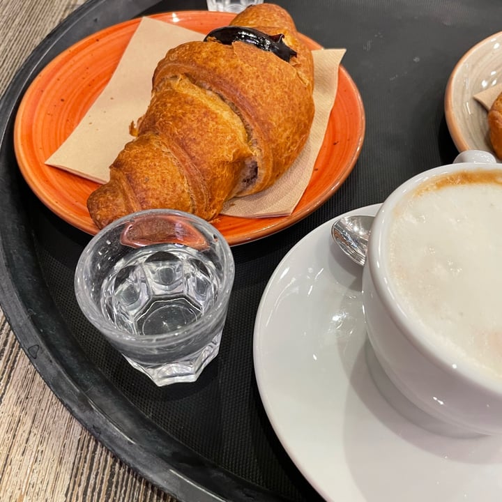 photo of Bread & Breakfast Ca' Leoni Cornetto ai mirtilli shared by @sottolapellepodcast on  05 May 2024 - review