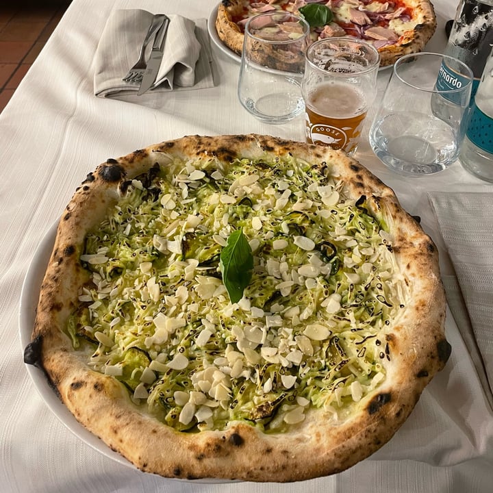 photo of Pizzeria Vizio 5 zucchine e mandorle veg shared by @aliceballestra01 on  12 Oct 2024 - review