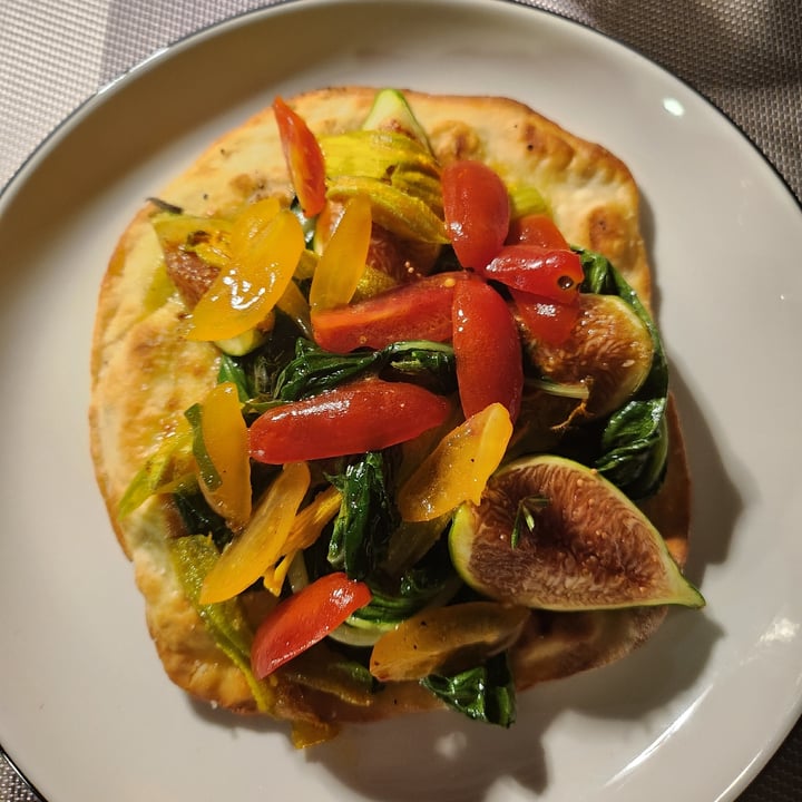 photo of Villa Inglese Pane arabo con fichi e pomodorini shared by @consuell on  01 Oct 2024 - review