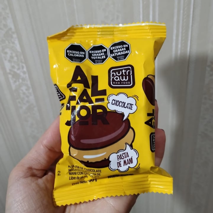 photo of Nutri Raw Alfajor de chocolate relleno con pasta de maní shared by @ktpmor on  13 May 2024 - review