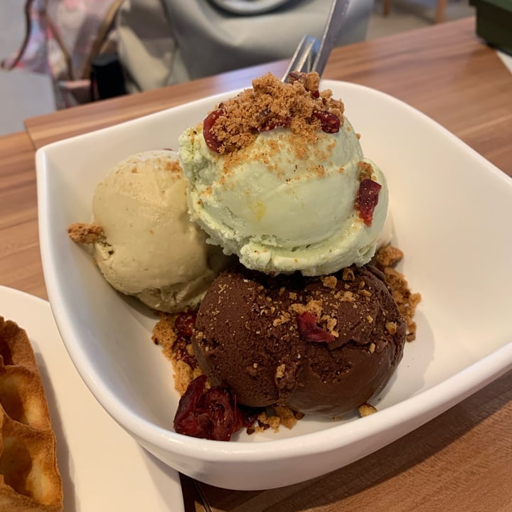 photo of WellSmoocht 4 Scoop Ice Cream Mad Bowl and Waffles shared by @muffinpuff on  15 Aug 2024 - review