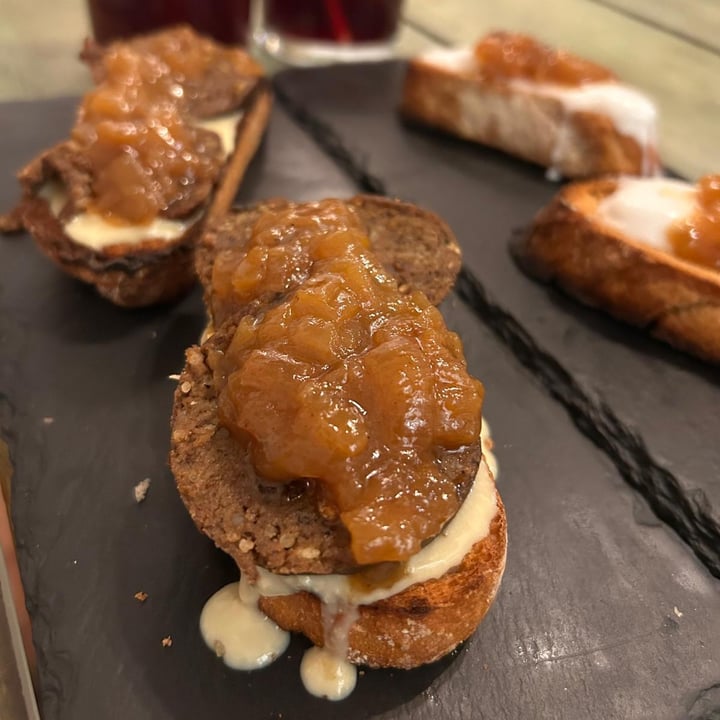 photo of Pura Vida Vegan Bar (Santa y Pura) Tosta de morcilla shared by @angelesrocaz on  30 Jul 2024 - review