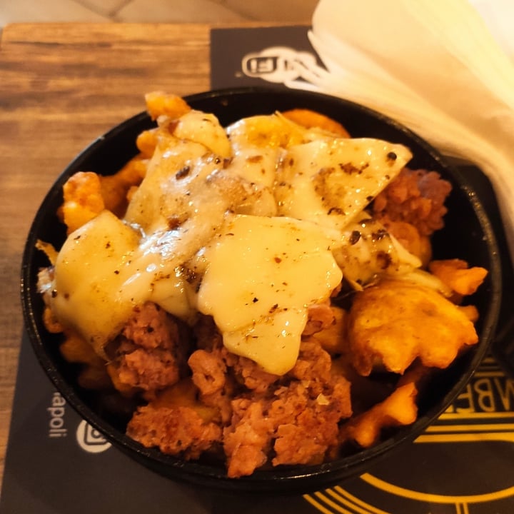 photo of Bomber Food Pub patate gritte waffle con provola e salsiccia shared by @claudiasquillante on  23 Apr 2024 - review