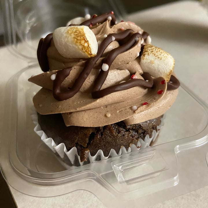 photo of Sugar Babe Bakery Hot Cocoa Cupcake shared by @plantpowerpal on  16 Nov 2023 - review