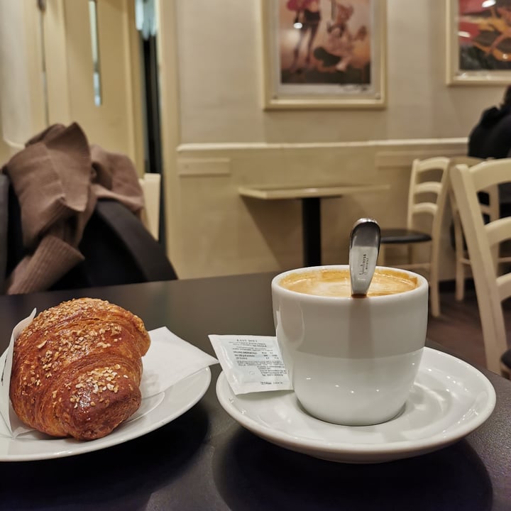 photo of Cafe' Ole' Srl croissant vegano con mela e cannella shared by @nixandstuffs on  10 Nov 2023 - review