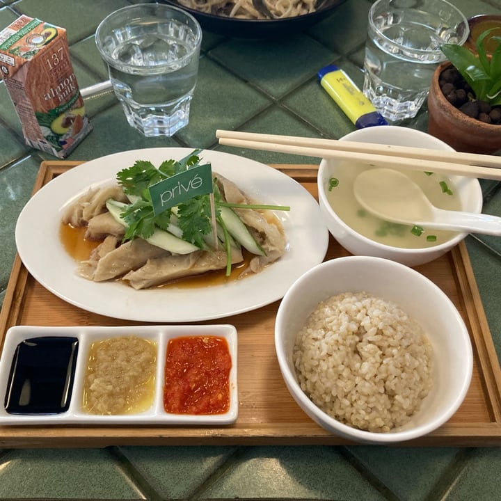 photo of Privé Tiong Bahru Hainanese Chicken Rice shared by @fulfilling on  03 Oct 2023 - review