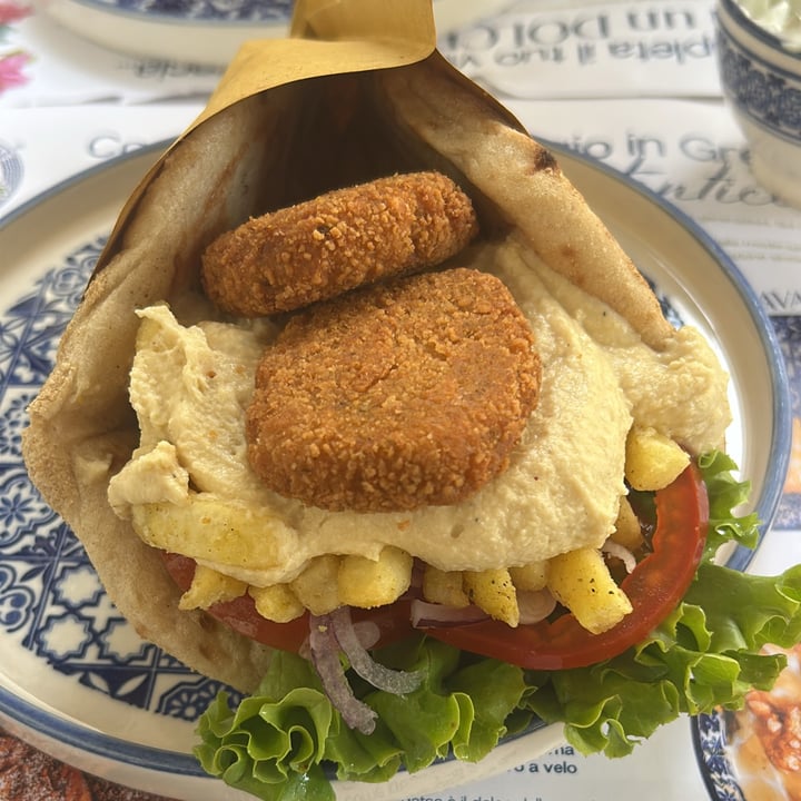photo of Greek Food Lab Pita con falafel, verdure, hummus shared by @chiara2098 on  13 Aug 2025 - review
