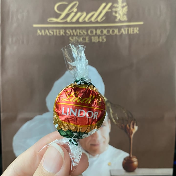 photo of Lindt Lindor Oatmilk Chocolate Truffles shared by @millito on  09 Nov 2024 - review