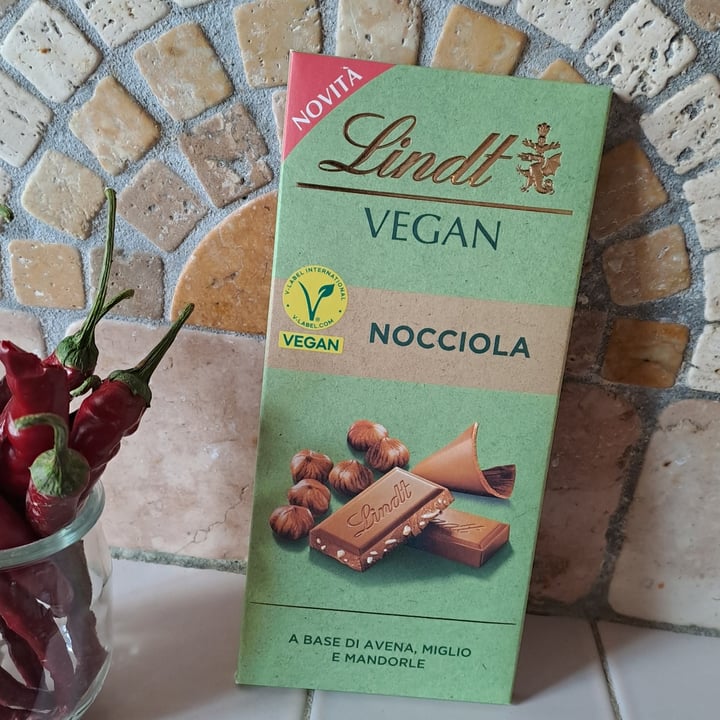 photo of Lindt cioccolato latte di avena e nocciole shared by @animalsright on  30 Jul 2025 - review