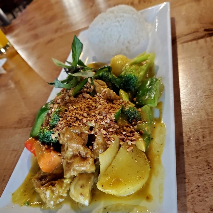 photo of Red Papaya Thai and Grill Yellow Curry - Vegetarian shared by @whatacuriousnotion on  11 Apr 2024 - review