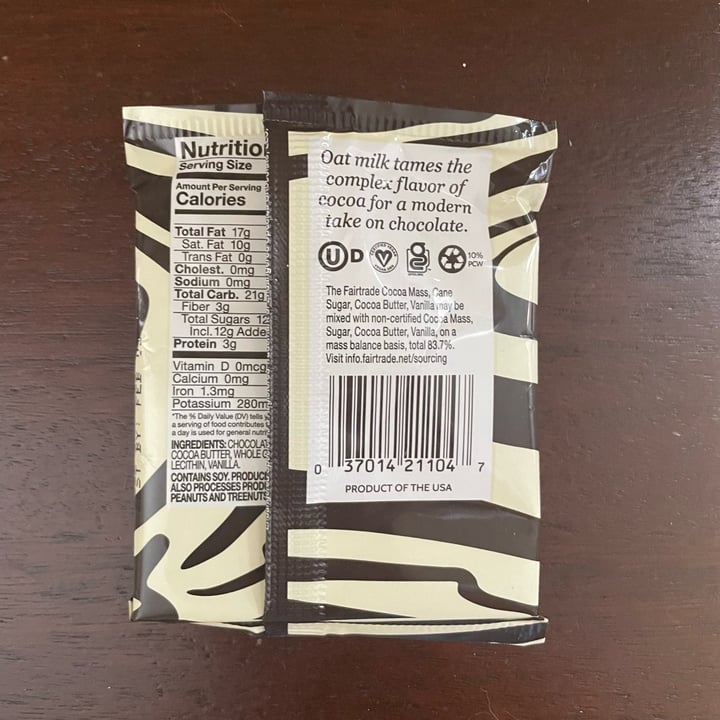photo of Endangered Species Chocolate Oat Milk + Dark Chocolate shared by @claudiad on  06 Sep 2024 - review