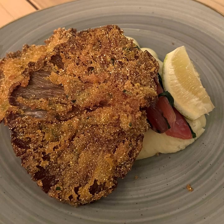 photo of Aromaticus Cotoletta di fungo pleus, purè di patate alla Vaniglia, bieta colorata con olio e limone shared by @marinaveg1970 on  25 Nov 2023 - review