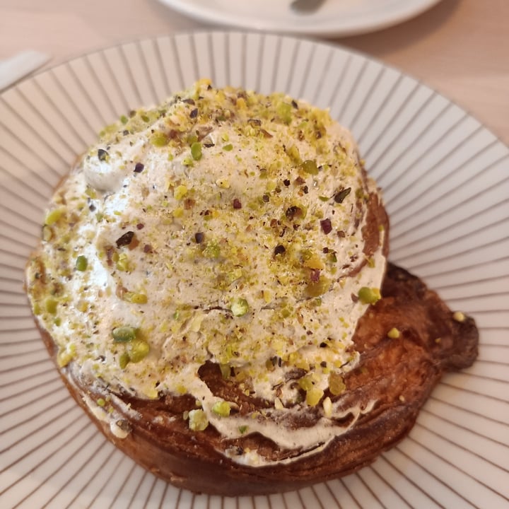 photo of Che Vegan café roll de pistacho shared by @tanialba on  17 Nov 2024 - review
